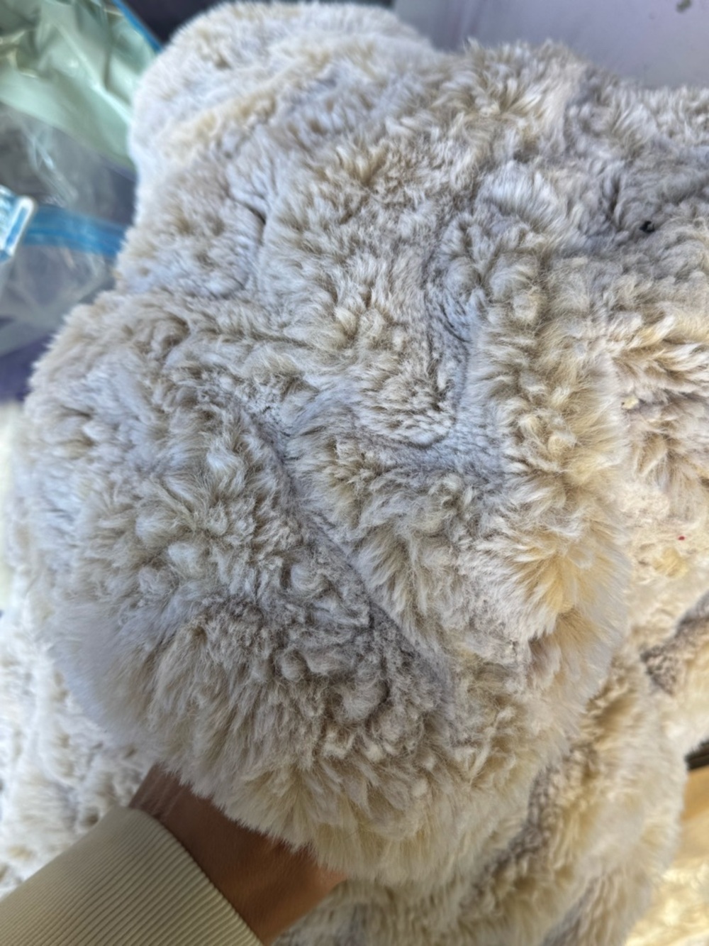 π¨π§Έ Anthropologie Luxe Faux Fur throw blanket in Pearl π§Έπ¨ - Picture 6 of 7